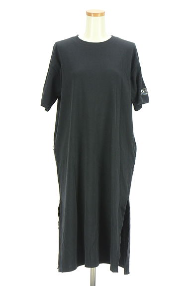 クリックで大画像表示 UNDER ARMOUR(アンダーアーマー)の古着「ロゴスリットミモレ丈Tシャツワンピース(ワンピース・チュニック)」大画像1へ
