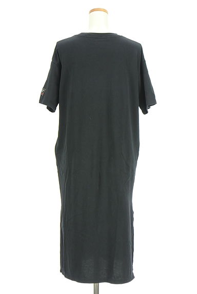 クリックで大画像表示 UNDER ARMOUR(アンダーアーマー)の古着「ロゴスリットミモレ丈Tシャツワンピース(ワンピース・チュニック)」大画像2へ