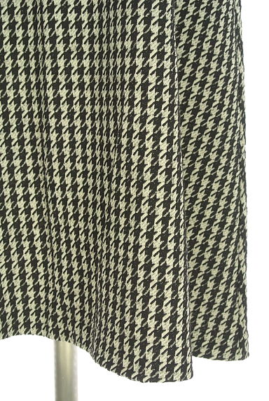 クリックで大画像表示 TABASA(タバサ)の古着「千鳥格子柄ひざ上ニットワンピース(キャミワンピース)」大画像5へ