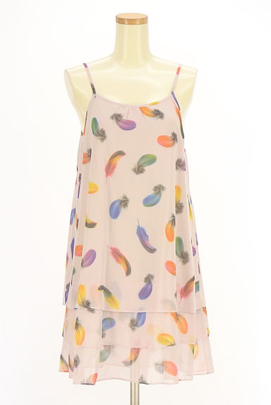 クリックで大画像表示 earth music&ecology(アースミュージック&エコロジー)の古着「羽根プリントティアードシフォンキャミワンピ(キャミワンピース)」大画像1へ