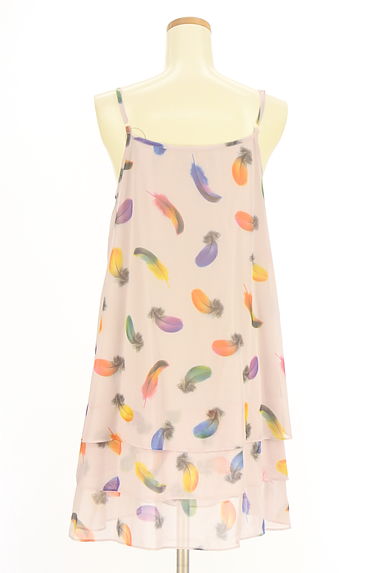 クリックで大画像表示 earth music&ecology(アースミュージック&エコロジー)の古着「羽根プリントティアードシフォンキャミワンピ(キャミワンピース)」大画像2へ