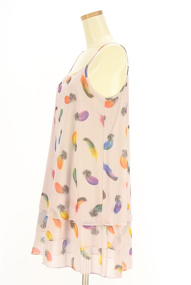 クリックで大画像表示 earth music&ecology(アースミュージック&エコロジー)の古着「羽根プリントティアードシフォンキャミワンピ(キャミワンピース)」大画像3へ