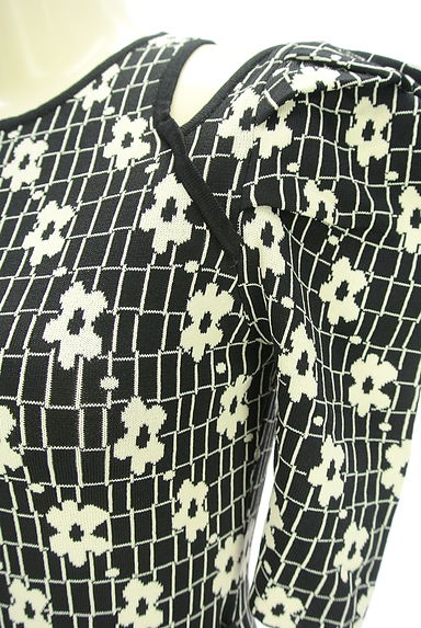 Lily Brown（リリーブラウン）の古着「アシンメトリーオープンショルダー花柄ニットワンピース（ワンピース・チュニック）」大画像４へ