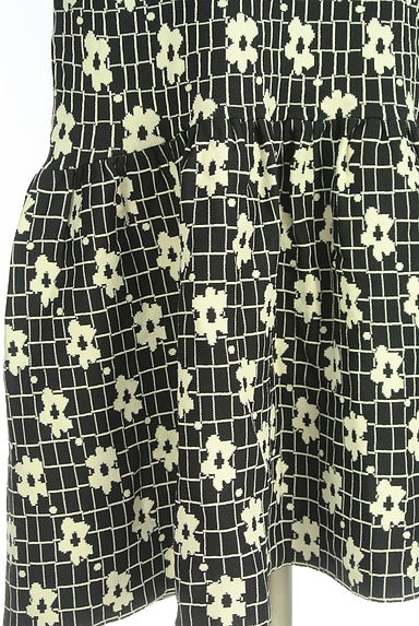 Lily Brown（リリーブラウン）の古着「アシンメトリーオープンショルダー花柄ニットワンピース（ワンピース・チュニック）」大画像５へ