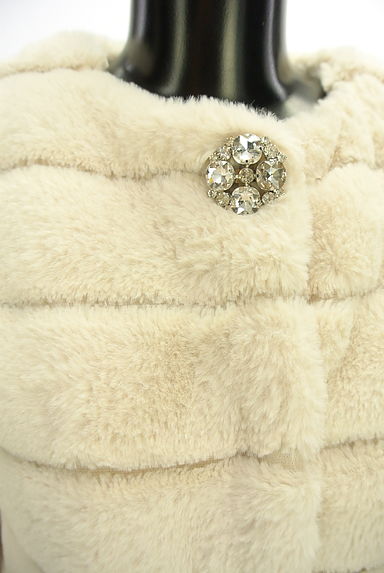 Maglie le cassetto（マーリエ ル カセット）の古着「ビジューブローチ付きエコファーコート（コート）」大画像４へ