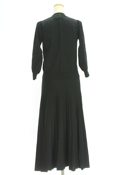 クリックで大画像表示 B:MING by BEAMS(ビーミングバイビームス)の古着「モックネックニットトップス×プリーツロングスカート セットアップ(セットアップ(ジャケット+スカート))」大画像2へ