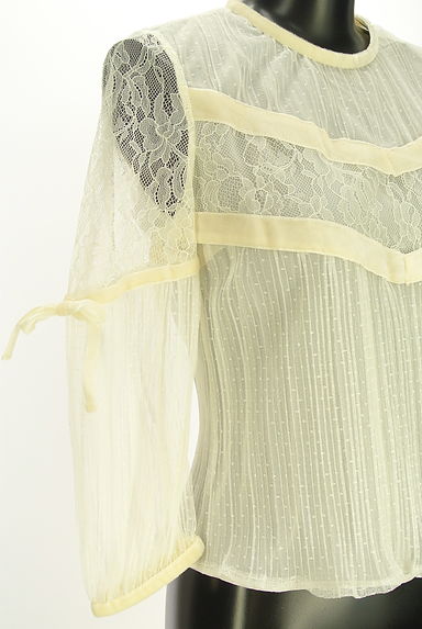 クリックで大画像表示 JILLSTUART(ジルスチュアート)の古着「ドットチュール×花柄レースブラウス(カットソー・プルオーバー)」大画像4へ