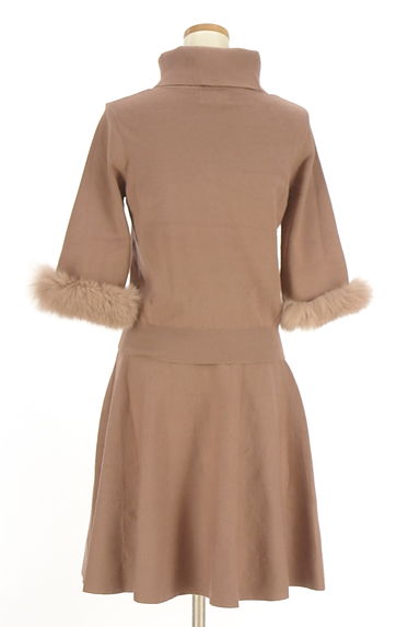 JILL by JILLSTUART（ジルバイジルスチュアート）の古着「ファー付き7分袖ニット＋膝上スカートセット（セットアップ（ジャケット＋スカート））」大画像２へ