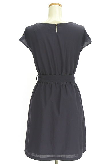 NATURAL BEAUTY BASIC（ナチュラルビューティベーシック）の古着「ベルト付きウエストゴム膝上ワンピース（ワンピース・チュニック）」大画像２へ