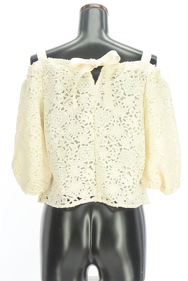 JILL by JILLSTUART（ジルバイジルスチュアート）の古着「オープンショルダーレースカットソー（カットソー・プルオーバー）」大画像２へ