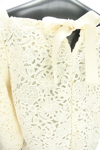 JILL by JILLSTUART（ジルバイジルスチュアート）の古着「オープンショルダーレースカットソー（カットソー・プルオーバー）」大画像５へ