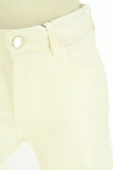 OPAQUE.CLIP（オペークドットクリップ）の古着「ホワイトスキニーデニムパンツ（デニムパンツ）」大画像４へ