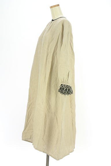 Samansa Mos2（サマンサモスモス）の古着「KAZUMI×Samansa Mos2 カットワークレースカフスワンピース（ワンピース・チュニック）」大画像３へ