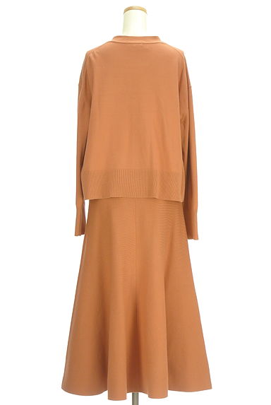 PLST（プラステ）の古着「Vネックカーデ＋ロングフレアスカート（セットアップ（ジャケット＋スカート））」大画像２へ