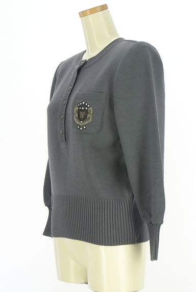 クリックで大画像表示 LEILIAN(レリアン)の古着「エンブレム装飾ポケット付きニットトップス(カーディガン・ボレロ)」大画像3へ