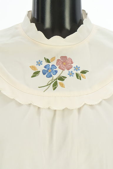 クリックで大画像表示 F i.n.t(フィント)の古着「花柄刺しゅうスカラップカットソー(カットソー・プルオーバー)」大画像4へ