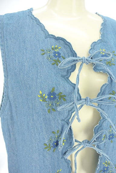 Samansa Mos2（サマンサモスモス）の古着「KAZUMI×Samansa Mos2 花柄刺しゅうデニムベスト（ベスト・ジレ）」大画像４へ