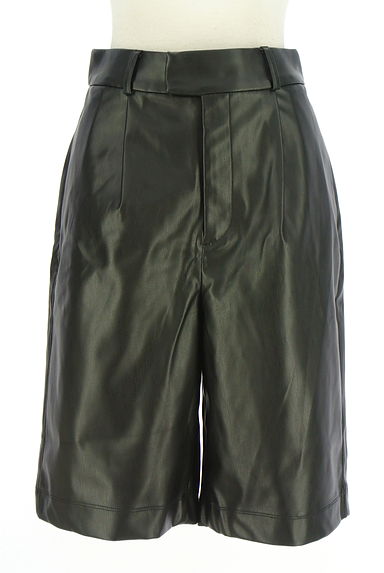 AZUL BY MOUSSY（アズールバイマウジー）の古着「膝丈エコレザーパンツ（ショートパンツ・ハーフパンツ）」大画像１へ