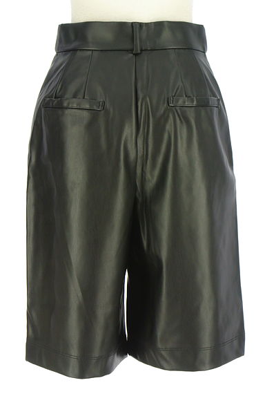 AZUL BY MOUSSY（アズールバイマウジー）の古着「膝丈エコレザーパンツ（ショートパンツ・ハーフパンツ）」大画像２へ