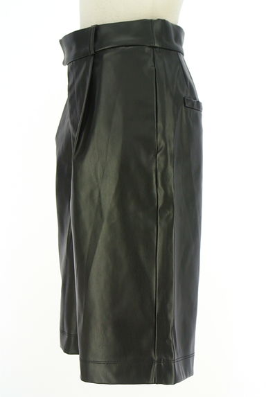AZUL BY MOUSSY（アズールバイマウジー）の古着「膝丈エコレザーパンツ（ショートパンツ・ハーフパンツ）」大画像３へ