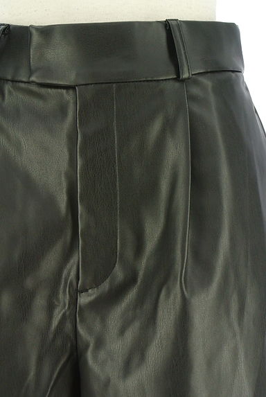 AZUL BY MOUSSY（アズールバイマウジー）の古着「膝丈エコレザーパンツ（ショートパンツ・ハーフパンツ）」大画像４へ