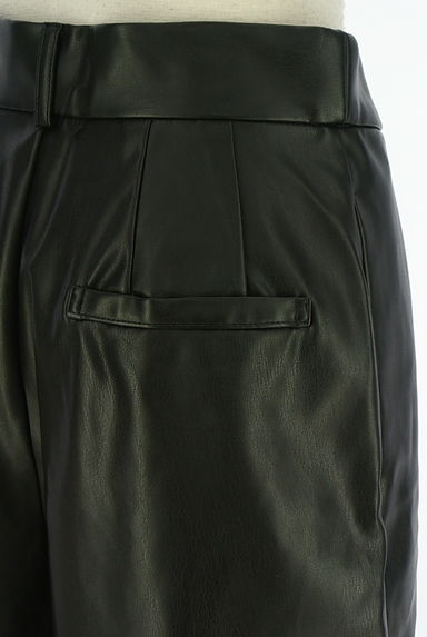 AZUL BY MOUSSY（アズールバイマウジー）の古着「膝丈エコレザーパンツ（ショートパンツ・ハーフパンツ）」大画像５へ