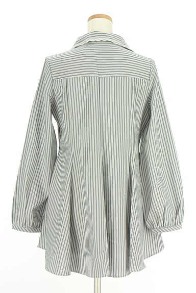 axes femme（アクシーズファム）の古着「花刺繍入りスキッパーフレアブラウス（カットソー・プルオーバー）」大画像２へ