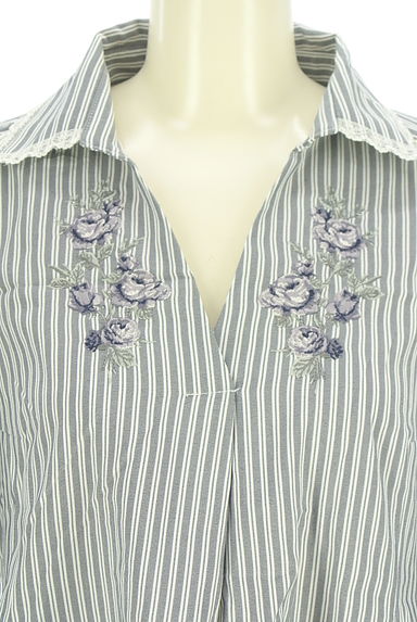 axes femme（アクシーズファム）の古着「花刺繍入りスキッパーフレアブラウス（カットソー・プルオーバー）」大画像４へ