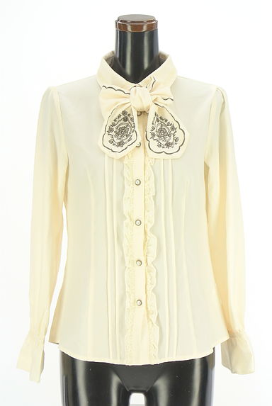 axes femme（アクシーズファム）の古着「刺しゅうリボンタイ付きブラウス（ブラウス）」大画像１へ