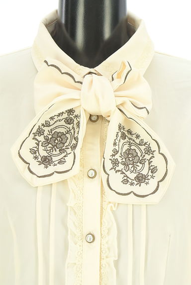 axes femme（アクシーズファム）の古着「刺しゅうリボンタイ付きブラウス（ブラウス）」大画像４へ