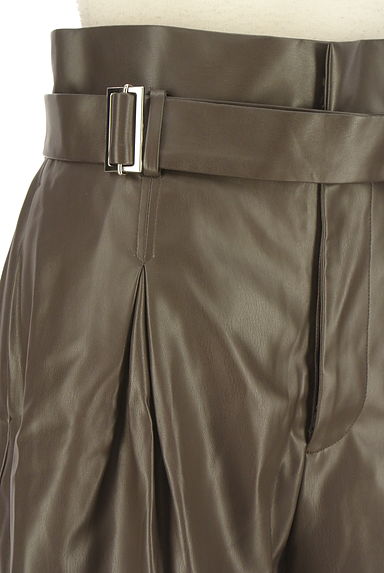 FRAY I.D（フレイアイディー）の古着「ベルト付きフェイクレザーキュロットパンツ（ショートパンツ・ハーフパンツ）」大画像４へ