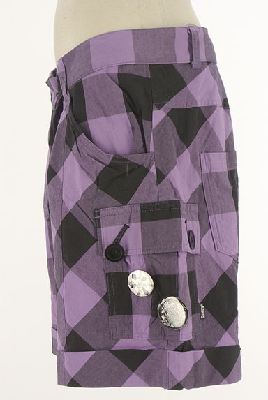 Candy Stripper（キャンディストリッパー）の古着「缶バッチ付きギンガムチェックショートパンツ（ショートパンツ・ハーフパンツ）」大画像３へ