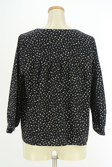 Tiaclasse（ティアクラッセ）の古着「ボリューム9分袖総柄キーネックブラウス（カットソー・プルオーバー）」大画像２へ