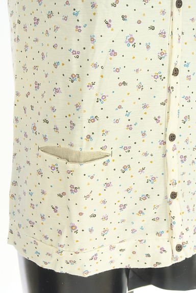 クリックで大画像表示 CUBE SUGAR(キューブシュガー)の古着「7分袖小花柄カーディガン(カットソー・プルオーバー)」大画像5へ