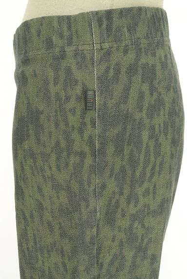 クリックで大画像表示 HIROKO KOSHINO(ヒロココシノ)の古着「HIROKO KOSHINO TRUNK 総柄スキニーパンツ(パンツ)」大画像4へ