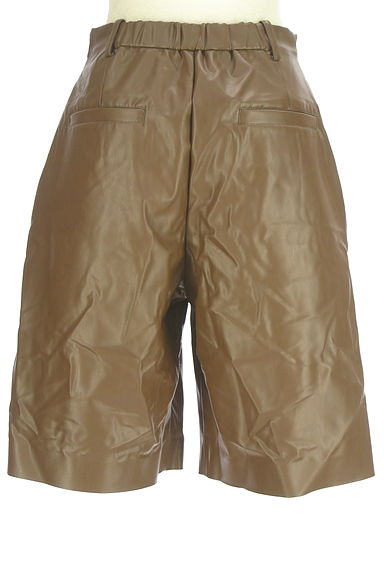 emmi atelier（エミ アトリエ）の古着「フェイクレザーハーフパンツ（ショートパンツ・ハーフパンツ）」大画像２へ