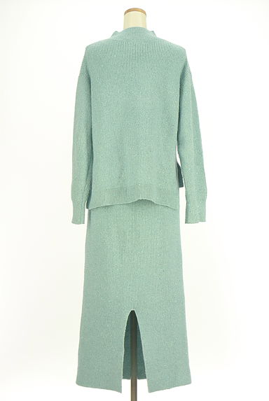 クリックで大画像表示 JUSGLITTY(ジャスグリッティー)の古着「ハイネックラメニット+ロングスカート(セットアップ(ジャケット+スカート))」大画像2へ