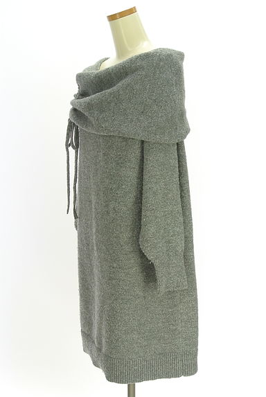 クリックで大画像表示 JUSGLITTY(ジャスグリッティー)の古着「オフショル膝丈ニットワンピース(ワンピース・チュニック)」大画像3へ