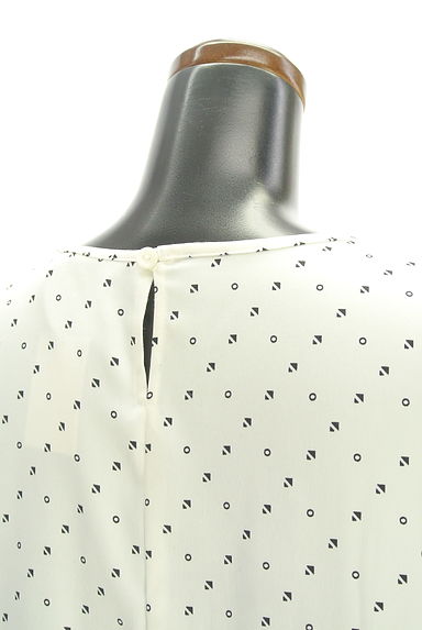 INDIVI（インディヴィ）の古着「タイ風フリル総柄ブラウス（カットソー・プルオーバー）」大画像５へ