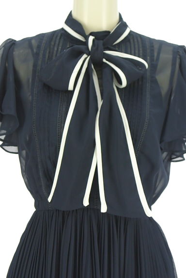 WILLSELECTION（ウィルセレクション）の古着「ボウタイプリーツロングシフォンワンピース（ワンピース・チュニック）」大画像４へ