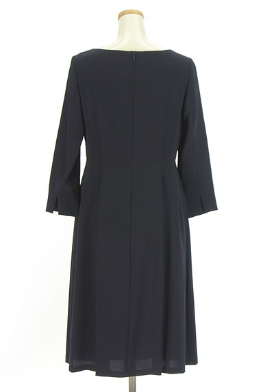 UNTITLED（アンタイトル）の古着「艶ネイビーワンピース（ワンピース・チュニック）」大画像２へ