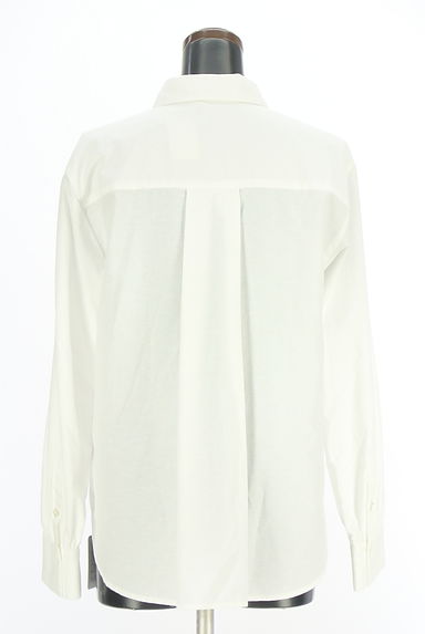 Apuweiser riche（アプワイザーリッシェ）の古着「アルファベットチャーム付き白シャツ（ブラウス）」大画像２へ