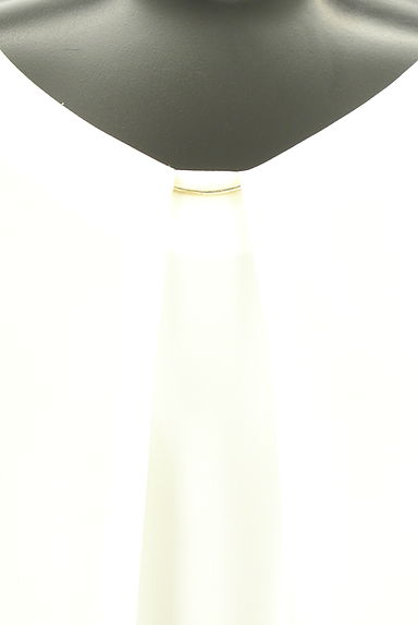 クリックで大画像表示 NATURAL BEAUTY BASIC(ナチュラルビューティベーシック)の古着「Vネックタックカットソー(カットソー・プルオーバー)」大画像4へ
